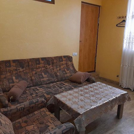 Guest House In Center 耶烈万 外观 照片