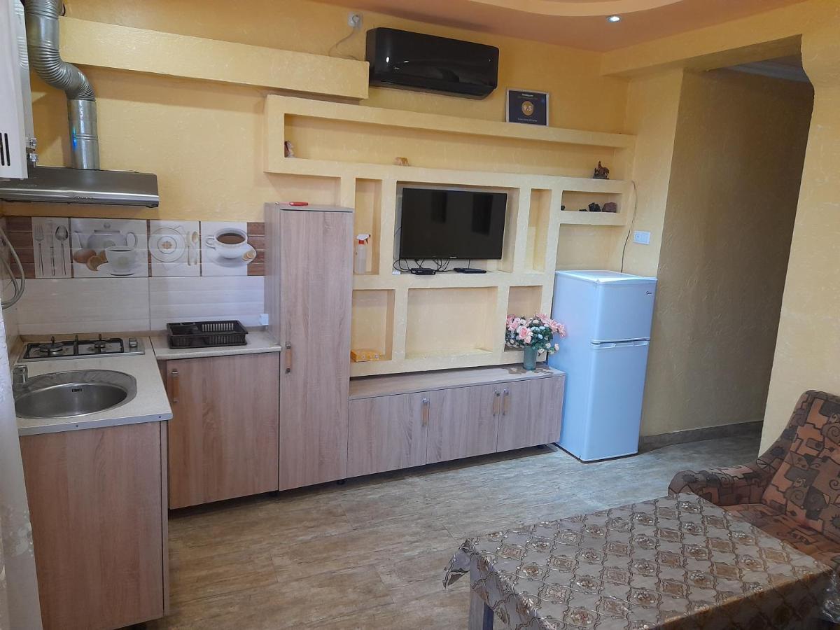 Guest House In Center 耶烈万 外观 照片