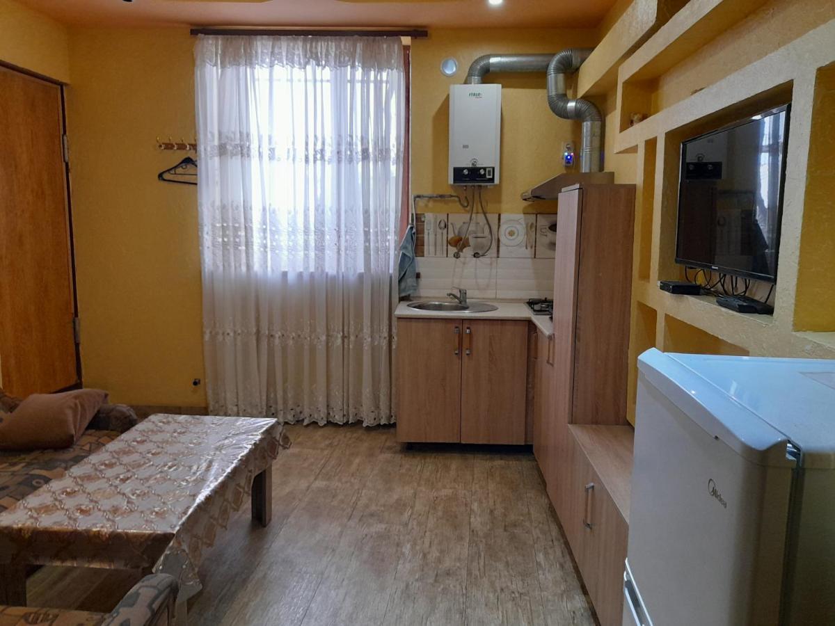 Guest House In Center 耶烈万 外观 照片