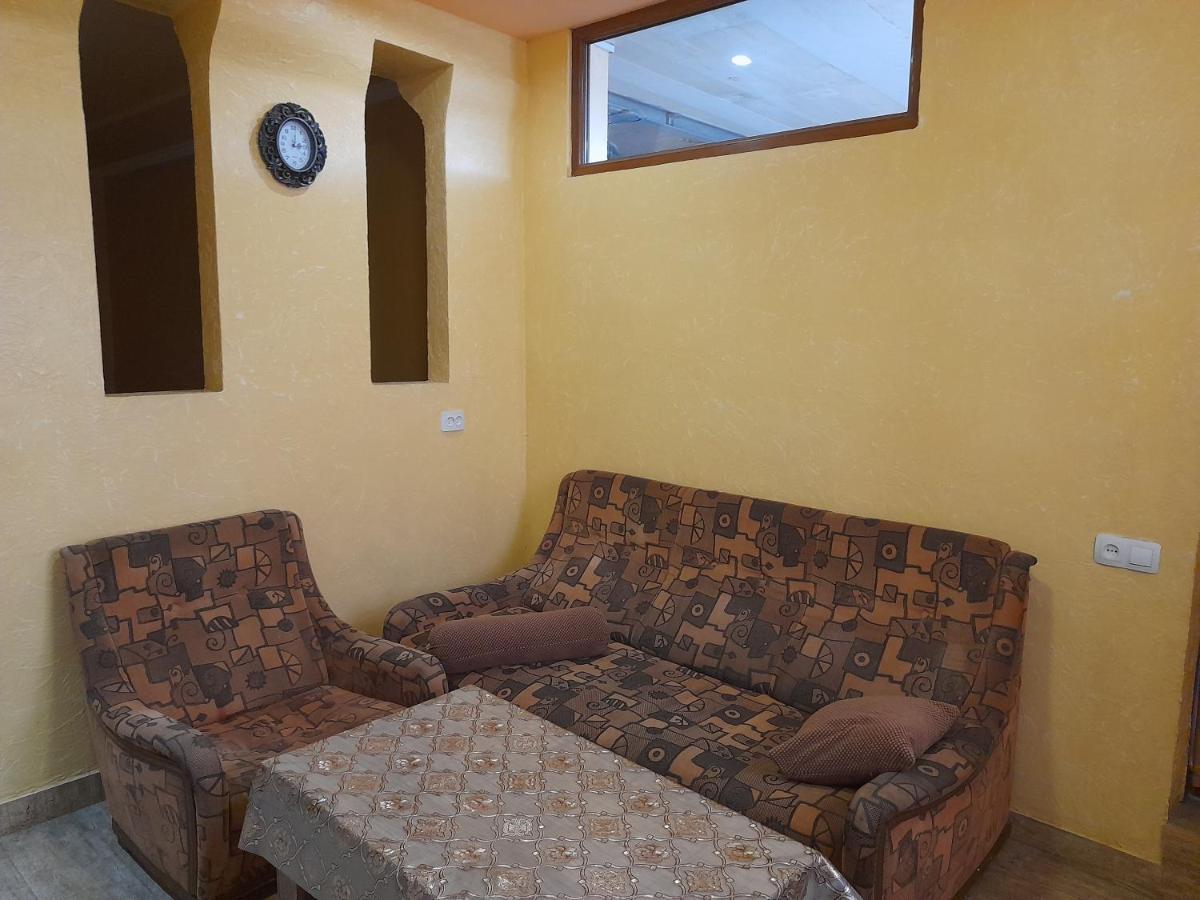 Guest House In Center 耶烈万 外观 照片