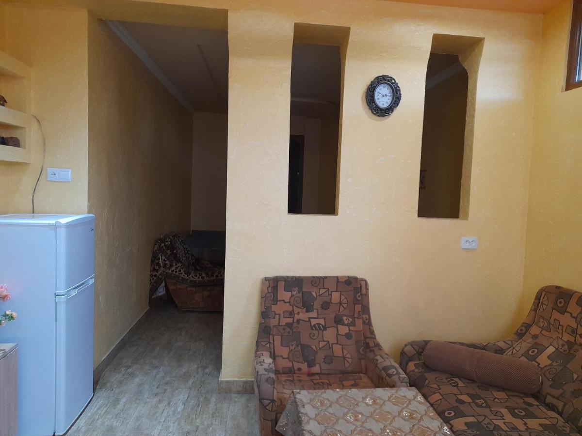 Guest House In Center 耶烈万 外观 照片