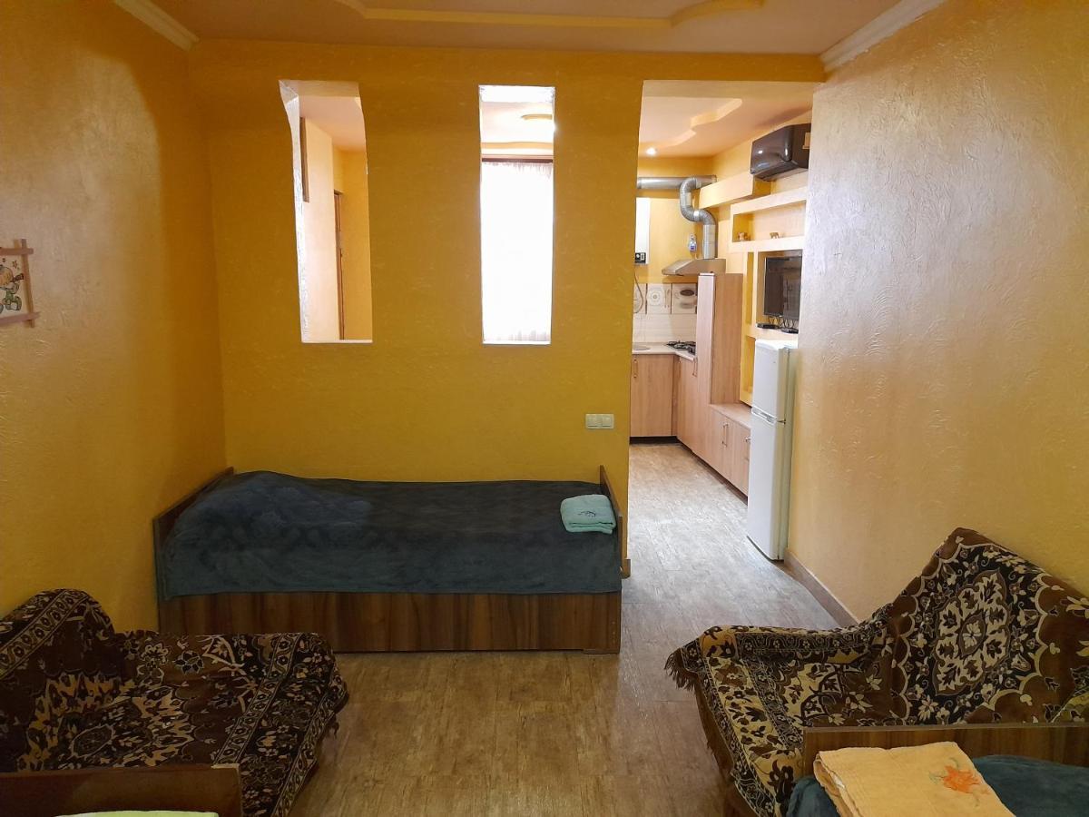 Guest House In Center 耶烈万 外观 照片