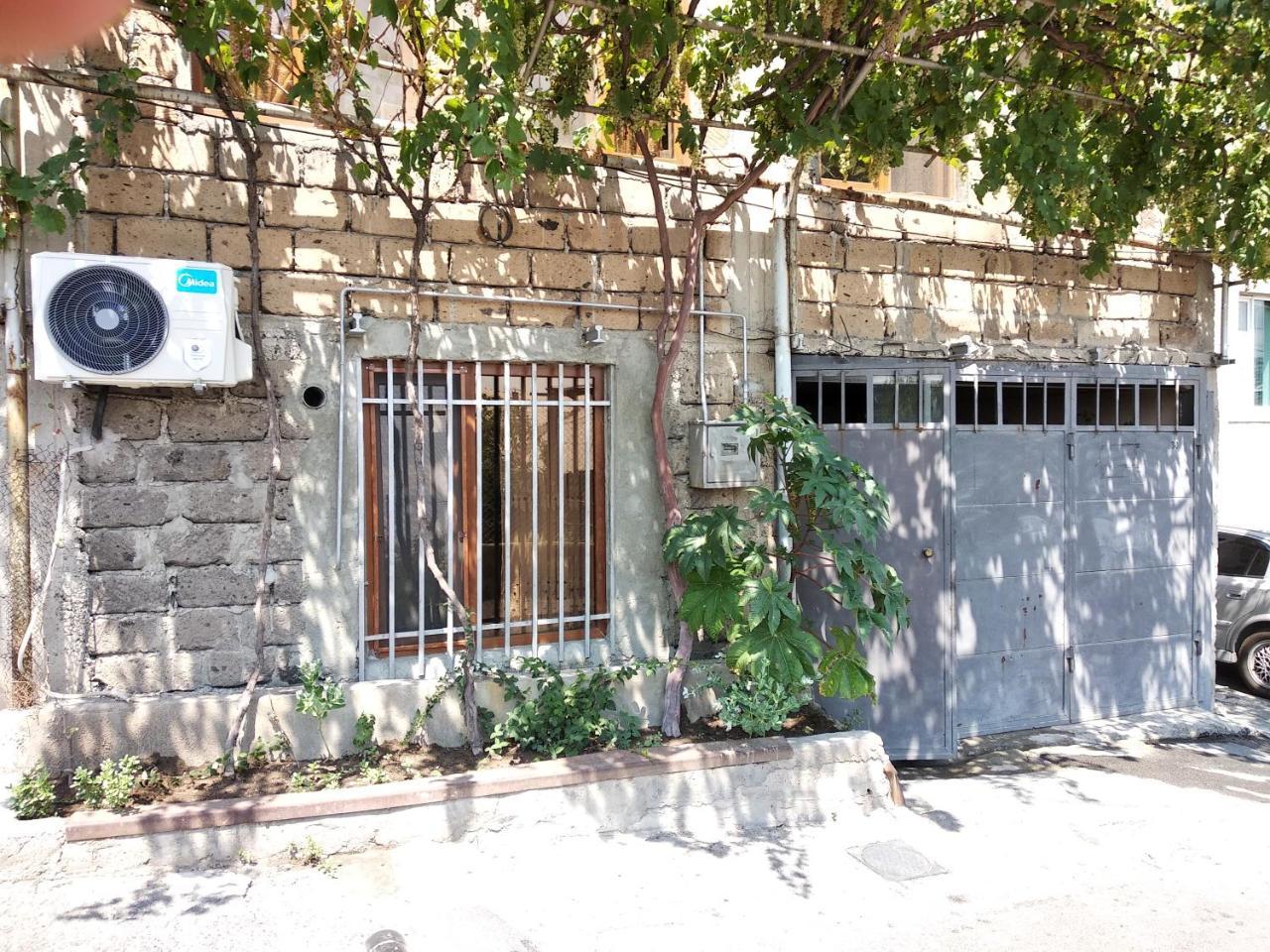 Guest House In Center 耶烈万 外观 照片