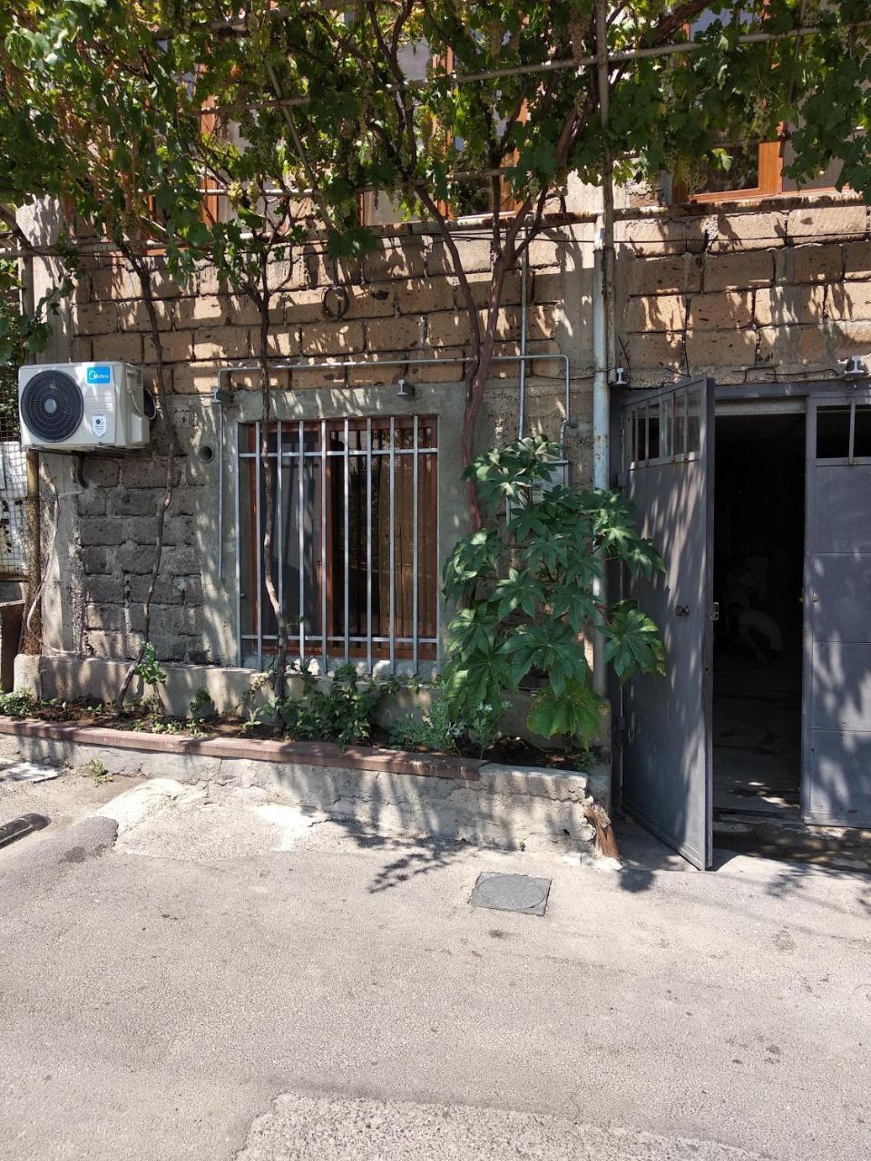 Guest House In Center 耶烈万 外观 照片